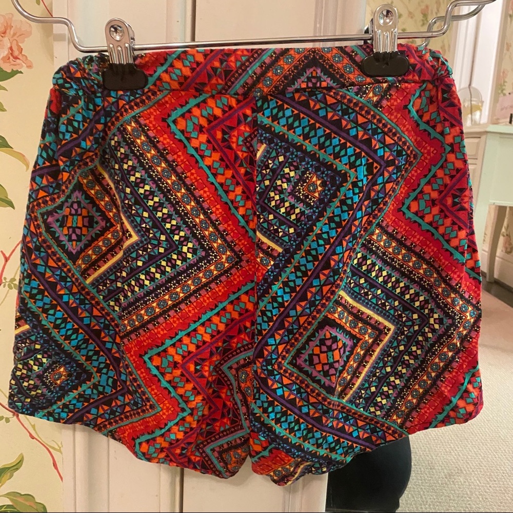 LF multicolor patterned flowy skort ๐ - Picture 5 of 11